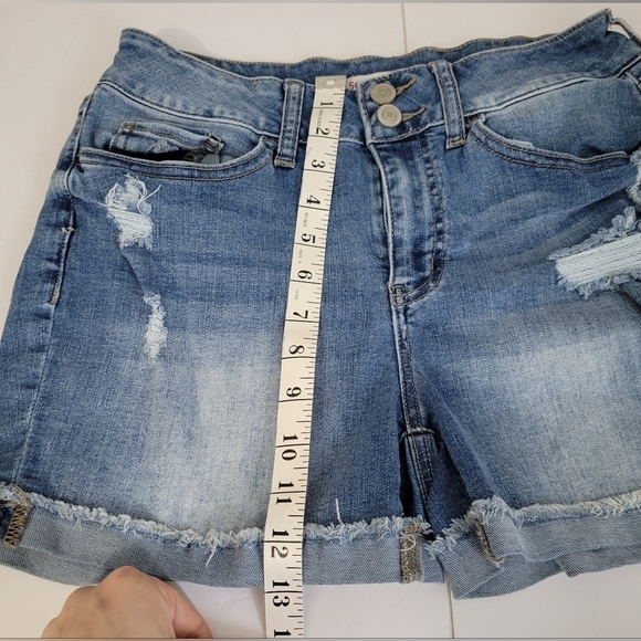 SO Junior Medium Blue Wash High Rise Curvy Midi Cuffed Denim Jean Shorts - Picture 3 of 7